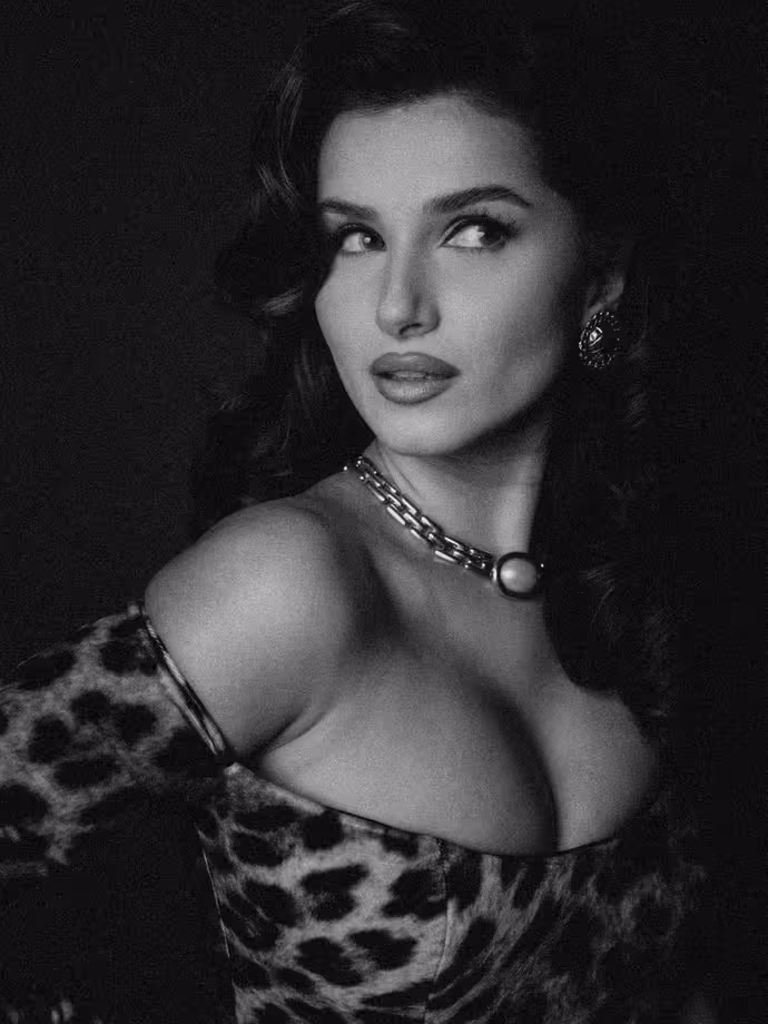 Toxic Trailer लॉन्च पर तारा सुतारिया के लुक ने मचाई सनसनी! ये 9 PHOTO देख क्रेजी हुए फैन्स