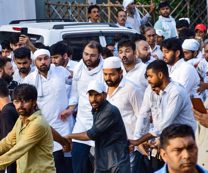 अबान के जनाजे में पहुंचे अतीक अहमद के 3 बेटे, 6 PHOTO में देखें सुपुर्द-ए-खाक में कैसे उमड़ी भीड़