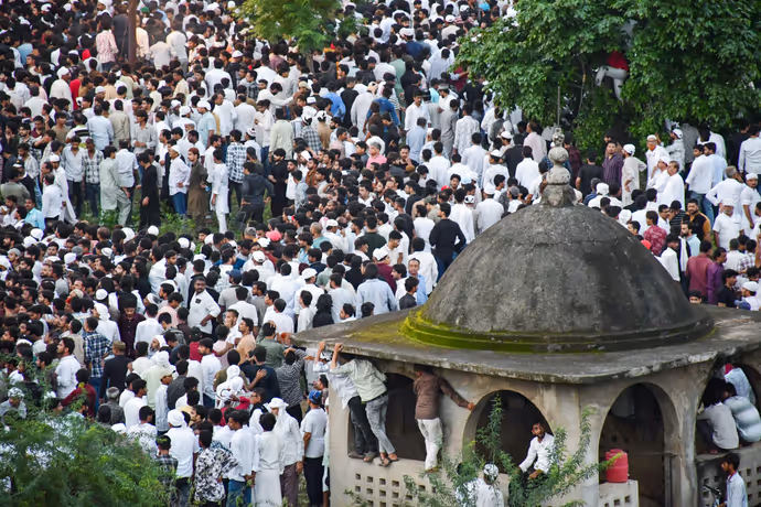 अबान के जनाजे में पहुंचे अतीक अहमद के 3 बेटे, 6 PHOTO में देखें सुपुर्द-ए-खाक में कैसे उमड़ी भीड़