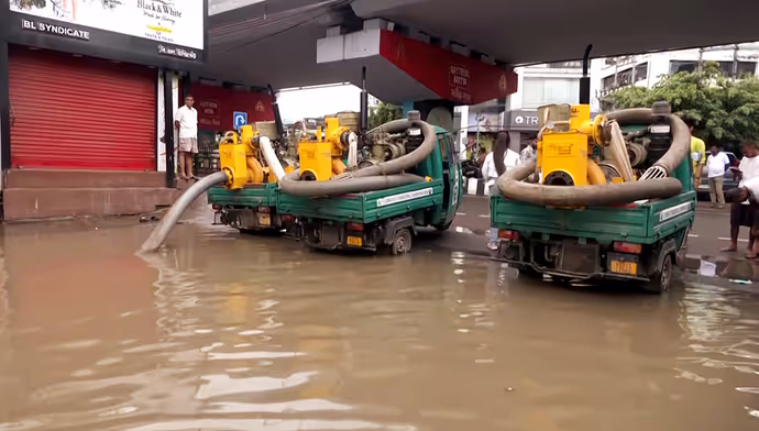 असम में जलप्रलय: गुवाहाटी में बाढ़ से बिगड़े हालात, 8 तस्वीरों में देखें लोगों को कैसे करना पड़ रहा रेस्क्यू