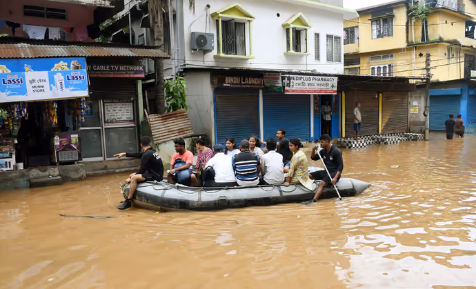 असम में जलप्रलय: गुवाहाटी में बाढ़ से बिगड़े हालात, 8 तस्वीरों में देखें लोगों को कैसे करना पड़ रहा रेस्क्यू