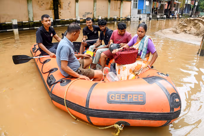 असम में जलप्रलय: गुवाहाटी में बाढ़ से बिगड़े हालात, 8 तस्वीरों में देखें लोगों को कैसे करना पड़ रहा रेस्क्यू