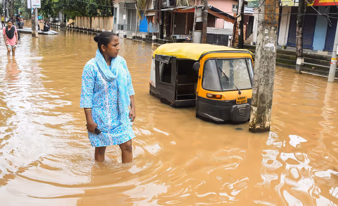 असम में जलप्रलय: गुवाहाटी में बाढ़ से बिगड़े हालात, 8 तस्वीरों में देखें लोगों को कैसे करना पड़ रहा रेस्क्यू