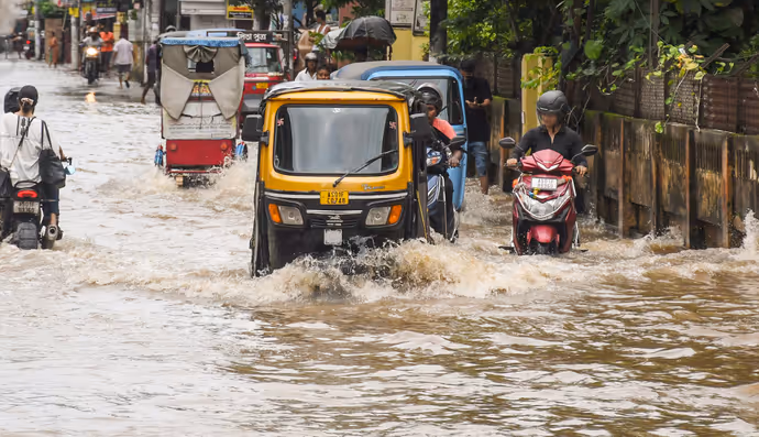 असम में जलप्रलय: गुवाहाटी में बाढ़ से बिगड़े हालात, 8 तस्वीरों में देखें लोगों को कैसे करना पड़ रहा रेस्क्यू