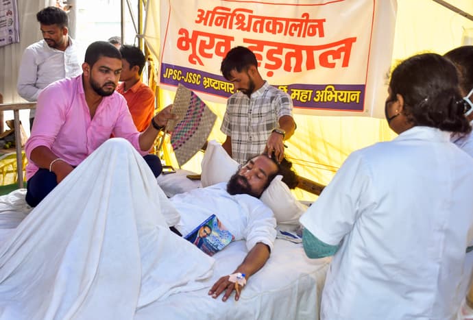 JPSC Protest: 5 फोटोज में देखिए देवेंद्र नाथ महतो की कैसी हो गई हालत, पेट में नहीं अन्न का एक दाना