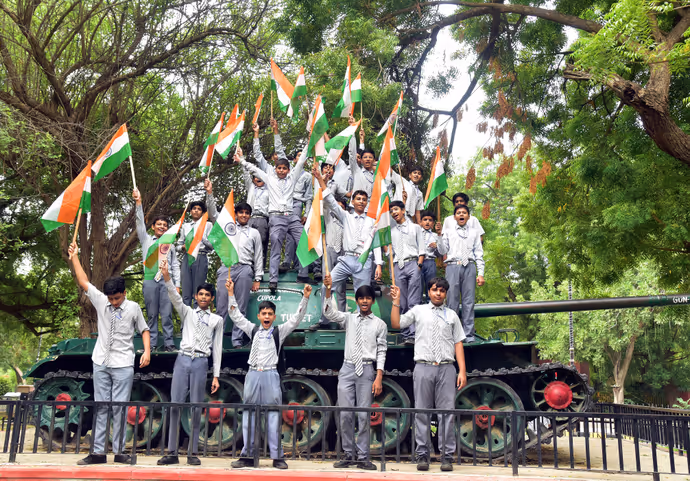 Har Ghar Tiranga: योगी से मोहन यादव तक, देशभक्ति के रंग में रंगे दिखे नेता, 12 PHOTO में तिरंगा यात्रा