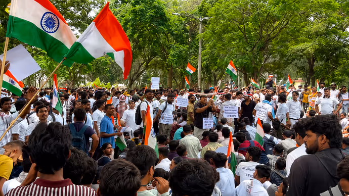 JPSC Protest: 7 तस्वीरों में देखें छात्रों ने कैसे झारखंड विधानसभा को घेरा, पुलिस को लगाने पड़े कटीले तार