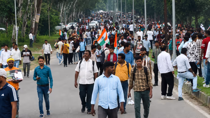 JPSC Protest: 7 तस्वीरों में देखें छात्रों ने कैसे झारखंड विधानसभा को घेरा, पुलिस को लगाने पड़े कटीले तार