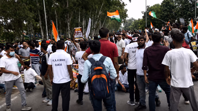 JPSC Protest: 7 तस्वीरों में देखें छात्रों ने कैसे झारखंड विधानसभा को घेरा, पुलिस को लगाने पड़े कटीले तार