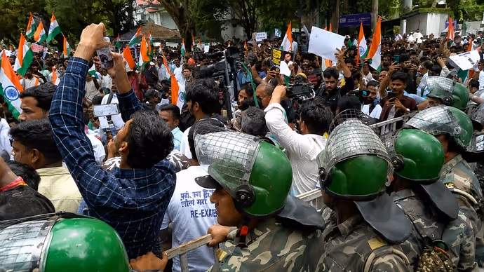 JPSC Protest: 7 तस्वीरों में देखें छात्रों ने कैसे झारखंड विधानसभा को घेरा, पुलिस को लगाने पड़े कटीले तार