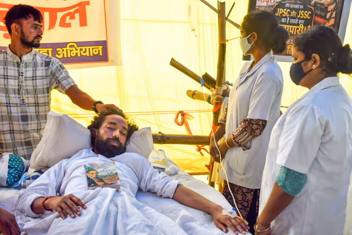 JPSC Protest: 7 तस्वीरों में देखें छात्रों ने कैसे झारखंड विधानसभा को घेरा, पुलिस को लगाने पड़े कटीले तार