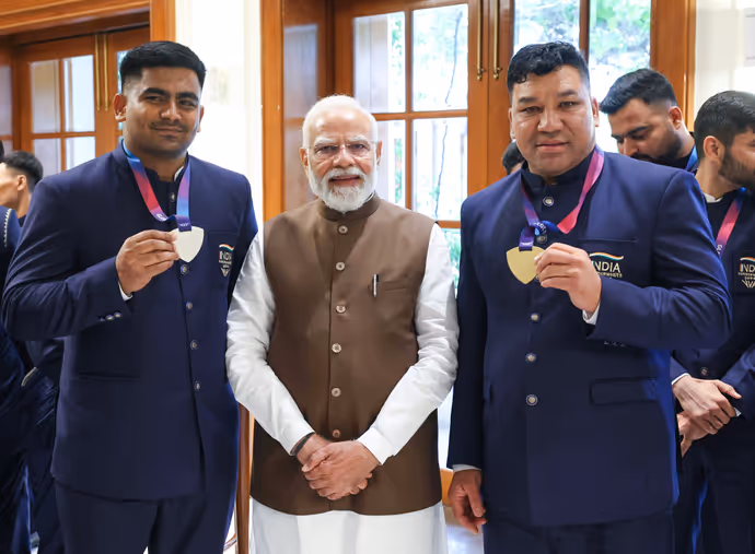 बॉक्सिंग एक्शन से लेकर प्यार भरी थपकी तक, CWG 2026 मेडलवीरों के साथ PM मोदी का खास अंदाज