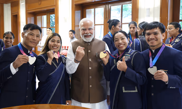बॉक्सिंग एक्शन से लेकर प्यार भरी थपकी तक, CWG 2026 मेडलवीरों के साथ PM मोदी का खास अंदाज