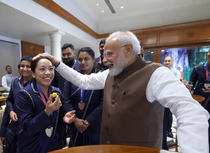 बॉक्सिंग एक्शन से लेकर प्यार भरी थपकी तक, CWG 2026 मेडलवीरों के साथ PM मोदी का खास अंदाज
