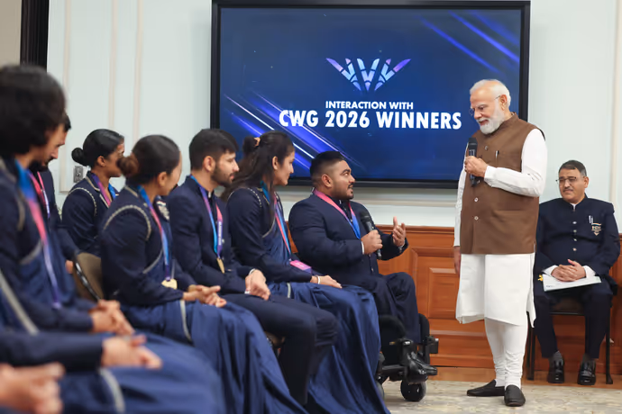 बॉक्सिंग एक्शन से लेकर प्यार भरी थपकी तक, CWG 2026 मेडलवीरों के साथ PM मोदी का खास अंदाज