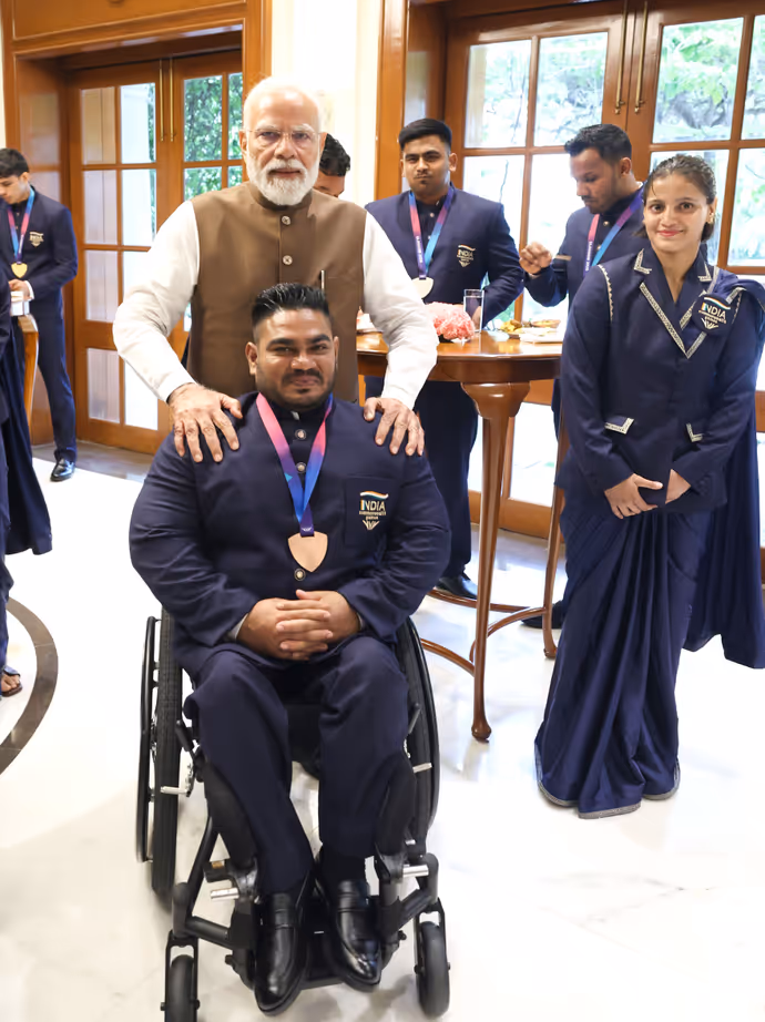 बॉक्सिंग एक्शन से लेकर प्यार भरी थपकी तक, CWG 2026 मेडलवीरों के साथ PM मोदी का खास अंदाज