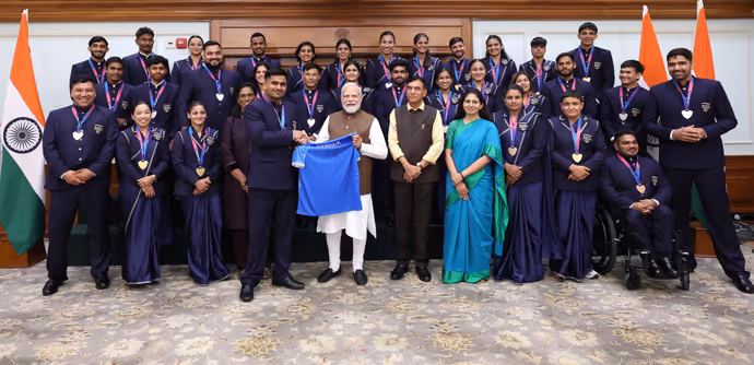 बॉक्सिंग एक्शन से लेकर प्यार भरी थपकी तक, CWG 2026 मेडलवीरों के साथ PM मोदी का खास अंदाज