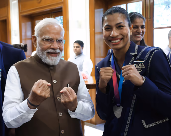 बॉक्सिंग एक्शन से लेकर प्यार भरी थपकी तक, CWG 2026 मेडलवीरों के साथ PM मोदी का खास अंदाज