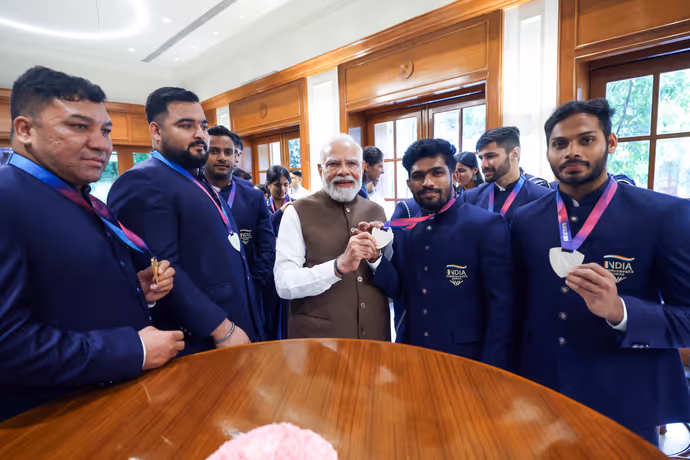 बॉक्सिंग एक्शन से लेकर प्यार भरी थपकी तक, CWG 2026 मेडलवीरों के साथ PM मोदी का खास अंदाज
