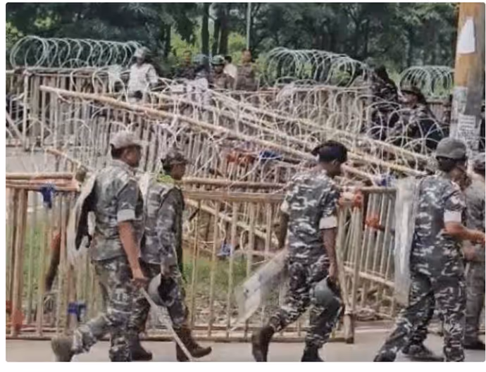 JPSC Protest: 7 तस्वीरों में देखें छात्रों ने कैसे झारखंड विधानसभा को घेरा, पुलिस को लगाने पड़े कटीले तार