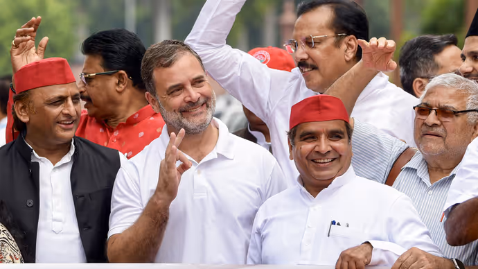 राहुल गांधी संसद में किसे इशारा करते दिखे, 8 PHOTO में राम मंदिर चंदा विवाद को लेकर विपक्ष का प्रोटेस्ट
