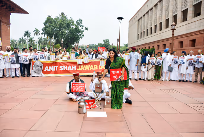 राहुल गांधी संसद में किसे इशारा करते दिखे, 8 PHOTO में राम मंदिर चंदा विवाद को लेकर विपक्ष का प्रोटेस्ट