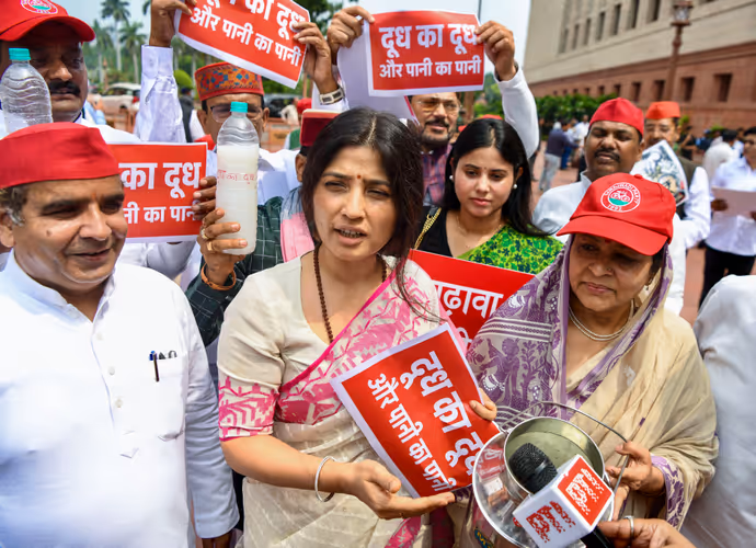 राहुल गांधी संसद में किसे इशारा करते दिखे, 8 PHOTO में राम मंदिर चंदा विवाद को लेकर विपक्ष का प्रोटेस्ट