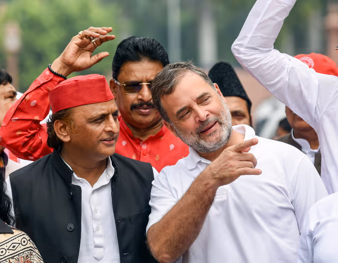 राहुल गांधी संसद में किसे इशारा करते दिखे, 8 PHOTO में राम मंदिर चंदा विवाद को लेकर विपक्ष का प्रोटेस्ट