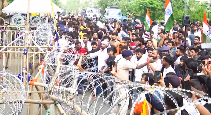 JPSC Protest: बेटे CM हेमंत के खिलाफ पिता शिबू सोरेन की तस्वीर लेकर विधानसभा पहुंचे देवेंद्र महतो