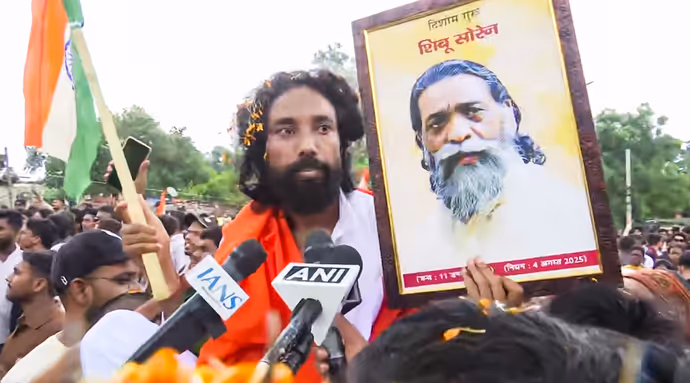 JPSC Protest: बेटे CM हेमंत के खिलाफ पिता शिबू सोरेन की तस्वीर लेकर विधानसभा पहुंचे देवेंद्र महतो