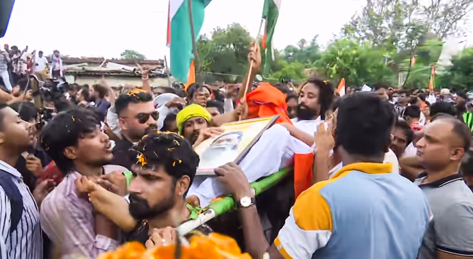 JPSC Protest: बेटे CM हेमंत के खिलाफ पिता शिबू सोरेन की तस्वीर लेकर विधानसभा पहुंचे देवेंद्र महतो