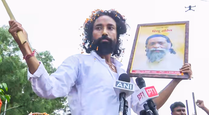JPSC Protest: बेटे CM हेमंत के खिलाफ पिता शिबू सोरेन की तस्वीर लेकर विधानसभा पहुंचे देवेंद्र महतो