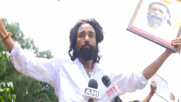 JPSC Protest: बेटे CM हेमंत के खिलाफ पिता शिबू सोरेन की तस्वीर लेकर विधानसभा पहुंचे देवेंद्र महतो