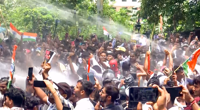 JPSC Protest: बेटे CM हेमंत के खिलाफ पिता शिबू सोरेन की तस्वीर लेकर विधानसभा पहुंचे देवेंद्र महतो