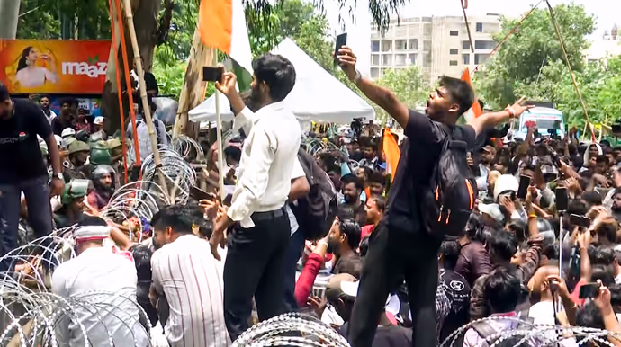 JPSC Protest: बेटे CM हेमंत के खिलाफ पिता शिबू सोरेन की तस्वीर लेकर विधानसभा पहुंचे देवेंद्र महतो