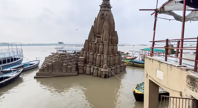 बाढ़ से तबाही की 10 तस्वीरें: बनारस में गंगा तो दिल्ली में यमुना ढा रही कहर