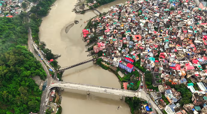बाढ़ से तबाही की 10 तस्वीरें: बनारस में गंगा तो दिल्ली में यमुना ढा रही कहर