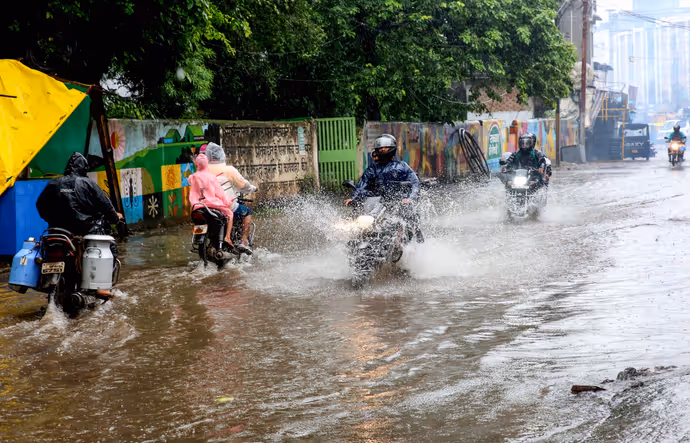 बाढ़ से तबाही की 10 तस्वीरें: बनारस में गंगा तो दिल्ली में यमुना ढा रही कहर