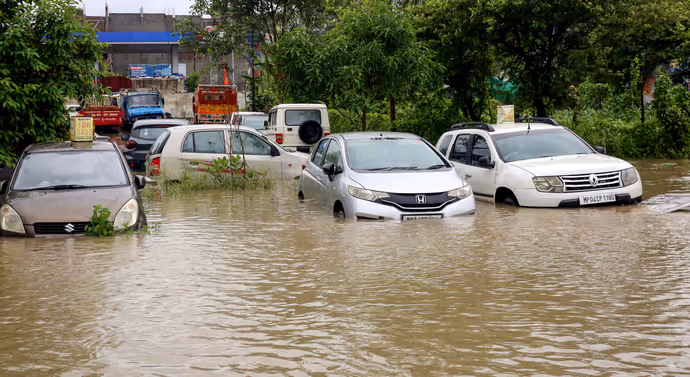 बाढ़ से तबाही की 10 तस्वीरें: बनारस में गंगा तो दिल्ली में यमुना ढा रही कहर