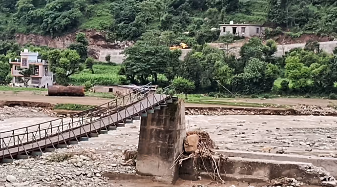 बाढ़ से तबाही की 10 तस्वीरें: बनारस में गंगा तो दिल्ली में यमुना ढा रही कहर