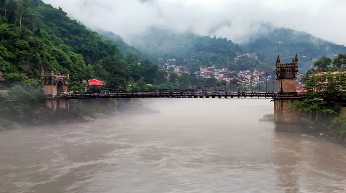 बाढ़ से तबाही की 10 तस्वीरें: बनारस में गंगा तो दिल्ली में यमुना ढा रही कहर