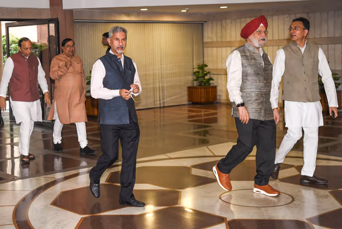 ‘मंगल मिलन’ में PM मोदी ने सांसदों के साथ लहराया तिरंगा, 10 PHOTO में देखें कौन-कौन पहुंचा