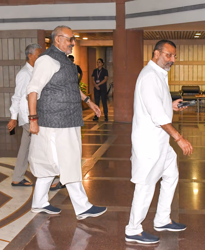 ‘मंगल मिलन’ में PM मोदी ने सांसदों के साथ लहराया तिरंगा, 10 PHOTO में देखें कौन-कौन पहुंचा
