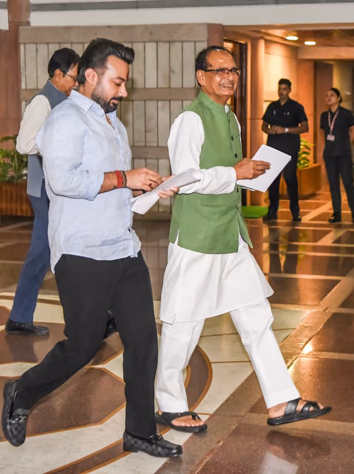 ‘मंगल मिलन’ में PM मोदी ने सांसदों के साथ लहराया तिरंगा, 10 PHOTO में देखें कौन-कौन पहुंचा