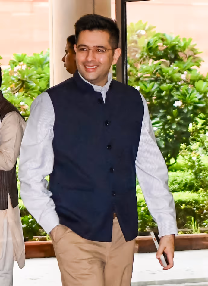‘मंगल मिलन’ में PM मोदी ने सांसदों के साथ लहराया तिरंगा, 10 PHOTO में देखें कौन-कौन पहुंचा