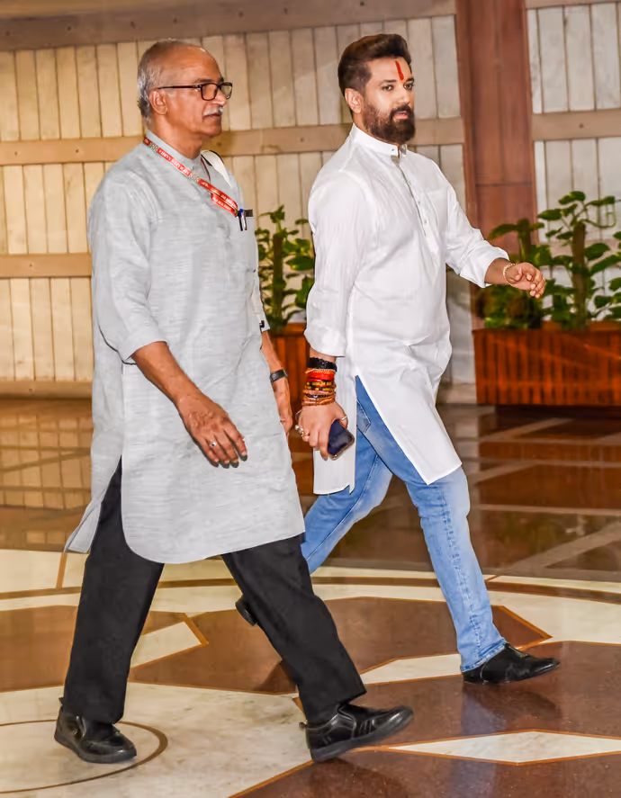‘मंगल मिलन’ में PM मोदी ने सांसदों के साथ लहराया तिरंगा, 10 PHOTO में देखें कौन-कौन पहुंचा