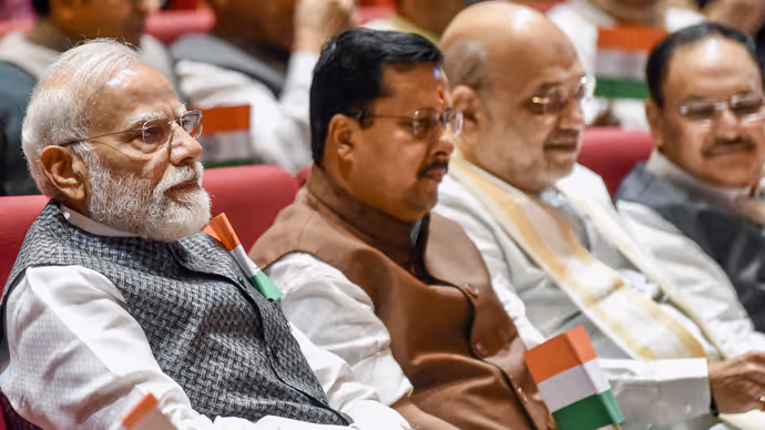 ‘मंगल मिलन’ में PM मोदी ने सांसदों के साथ लहराया तिरंगा, 10 PHOTO में देखें कौन-कौन पहुंचा
