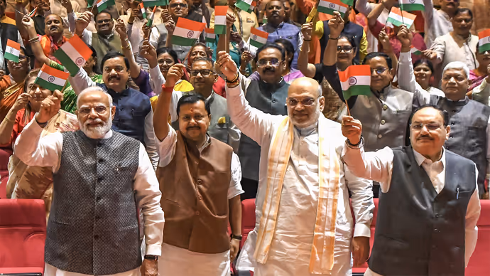 ‘मंगल मिलन’ में PM मोदी ने सांसदों के साथ लहराया तिरंगा, 10 PHOTO में देखें कौन-कौन पहुंचा