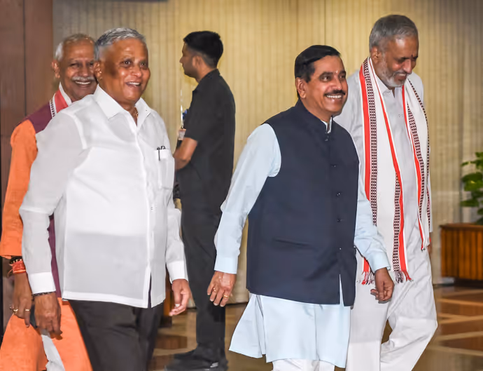 ‘मंगल मिलन’ में PM मोदी ने सांसदों के साथ लहराया तिरंगा, 10 PHOTO में देखें कौन-कौन पहुंचा