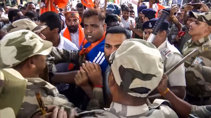 Jharkhand Bandh: किसी को घसीटा तो किसी ने दिखाई आंख, 8 तस्वीरों में रांची की सड़कों पर ABVP-BJP का हंगामा